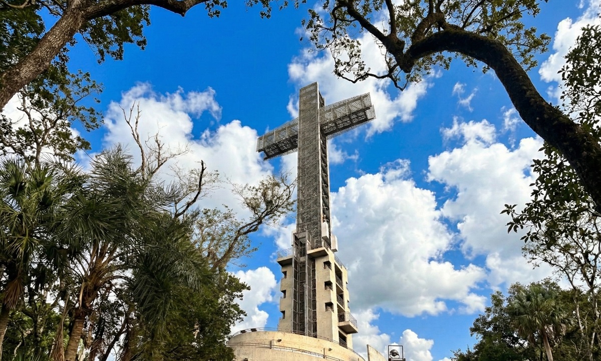 Parque Temático de la Cruz – The Giant Cross Above the Rainforest